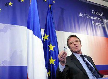 El ministro de Exteriores francés, Bernard Kouchner, interviene en una rueda de prensa sobre Kosovo ayer en Bruselas.