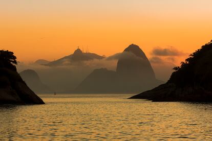 Vista desde la playa de Piratininga en Niteroi, con Río de Janeiro del lado opuesto de la bahía de Guanabara.