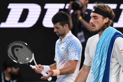 Djokovic y Tsitsipas, durante el partido. El tenista serbio logra llevarse el primer set de la final.