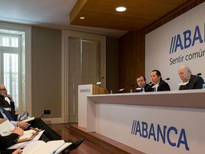 Los gestores de Abanca ayer en la rueda de prensa explicando los resultados de 2014.