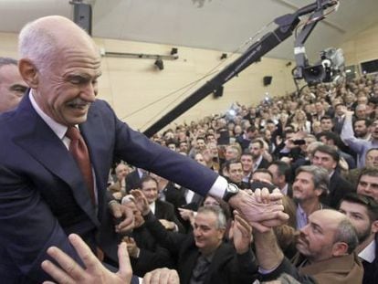 Yorgos Papandreu saluda a sus partidarios ayer en la reuni&oacute;n inaugural del nuevo partido.  
