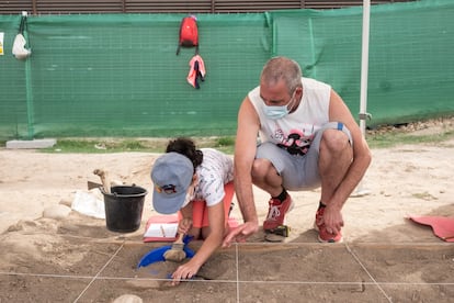 Vicky, con su padre Miguel Ángel, se afana en retirar la tierra en su cuadrícula, en el yacimiento Complutum de Alcalá.
