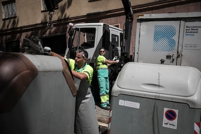 Los operarios David López Alonso y Houari Gaidi trabajan, la semana pasada en una de las limpiezas urgentes en la vía pública que atiende la brigada de actuaciones inmediatas.