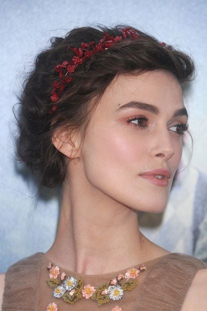 Keira Knightley ha acudido esta semana a un estreno con una favorecedora diadema de flores mucho más discreta que la de Lana.