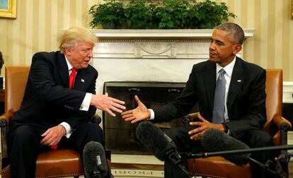 Barack Obama estrecha la mano a Donald Trump en el Despacho Oval, en la Casa Blanca, en Washington.