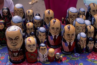 'Matrioskas' con rostros de políticos en un mercadillo de Moscú.