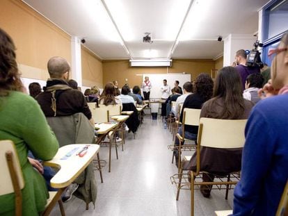Unos opositores compiten en el instituto Secretari i Coloma por 3990 plazas de profesores