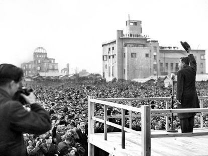 Hirohito saluda a la multitud en su primera visita a Hiroshima en 1947.