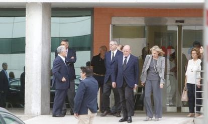 El ministro de Justicia, Alberto Ruiz Gallardón, junto a familiares y amigos de Isidoro Álvarez.