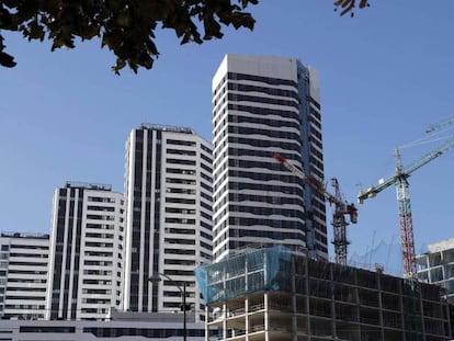  Un edificio en construcción junto a viviendas residenciales en Bilbao. 