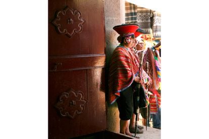 Fiesta popular con trajes tradicionales en Cuzco.