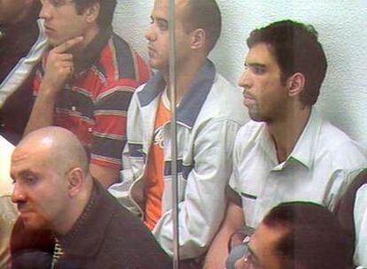 Varios de los procesados en el juicio del 11-M siguen la vista desde la pecera.