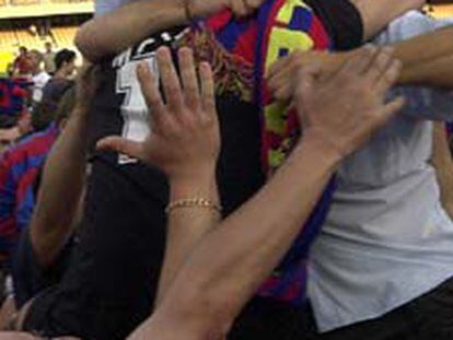 Manolo Preciado, el técnico del Levante, se abraza a Mora.