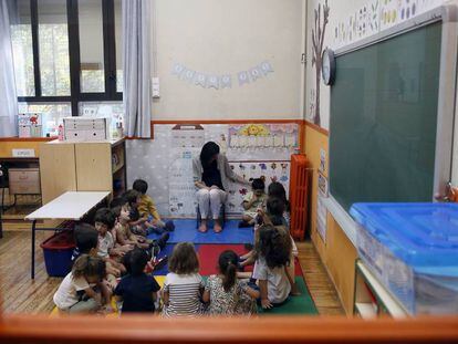 Varios alumnos en un centro escolar de Madrid. 