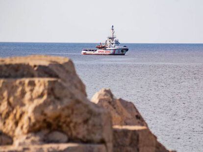 El barco 'Open Arms' frente a la costa de Lampedusa, el pasado 17 de agosto.