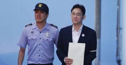 Jay Y. Lee, vicepresidente y líder de facto de Samsung, tras asistir a su veredicto condenatorio el pasado día 25, en Seúl.