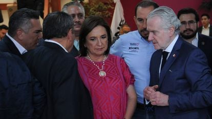 Xóchitl Gálvez escucha a los dirigentes del PAN, PRD y PRI y a su coordinador de campaña, Santiago Creel, en Ciudad de México, el 9 de abril.