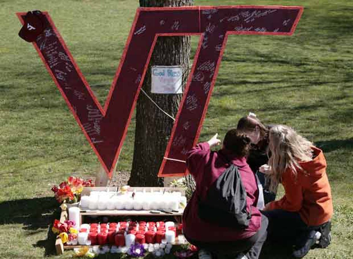 Estudiantes La Universidad Politécnica De Virginia Encienden Velas En ...