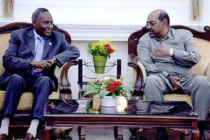 El presidente somalí Abdullahi Yusuf Ahmeda (izqda.) conversa con el presidente sudanés Omar Al Bashir, en Jartum.