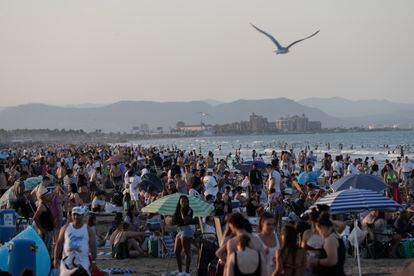 Miles de personas abarrotan la playa de la Malvarrosa, en Valencia, para celebrar la noche de San Juan. 