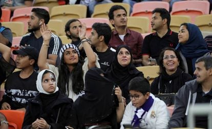 Mujeres y hombres comparten grada ayer en el estadio donde se disputó el Valencia-Real Madrid.