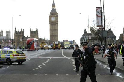 Policías acordonan el puente de Westminster, cercano al Parlamento británico en Londres, el 22 de marzo de 2017, tras el atentado reivindicado por el Estado Islámico en el que un hombre atropelló a varias personas y apuñaló a un policía antes de ser abatido.