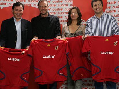 De izquierda a derecha, Paco González, Manu Carreño, Àngels Barceló y Manolo Lama, con la camiseta de la selección.