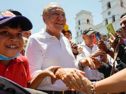 El candidato presidencial independiente, Rodolfo Hernández, saluda a sus seguidores durante una visita a Pie de Cuesta.