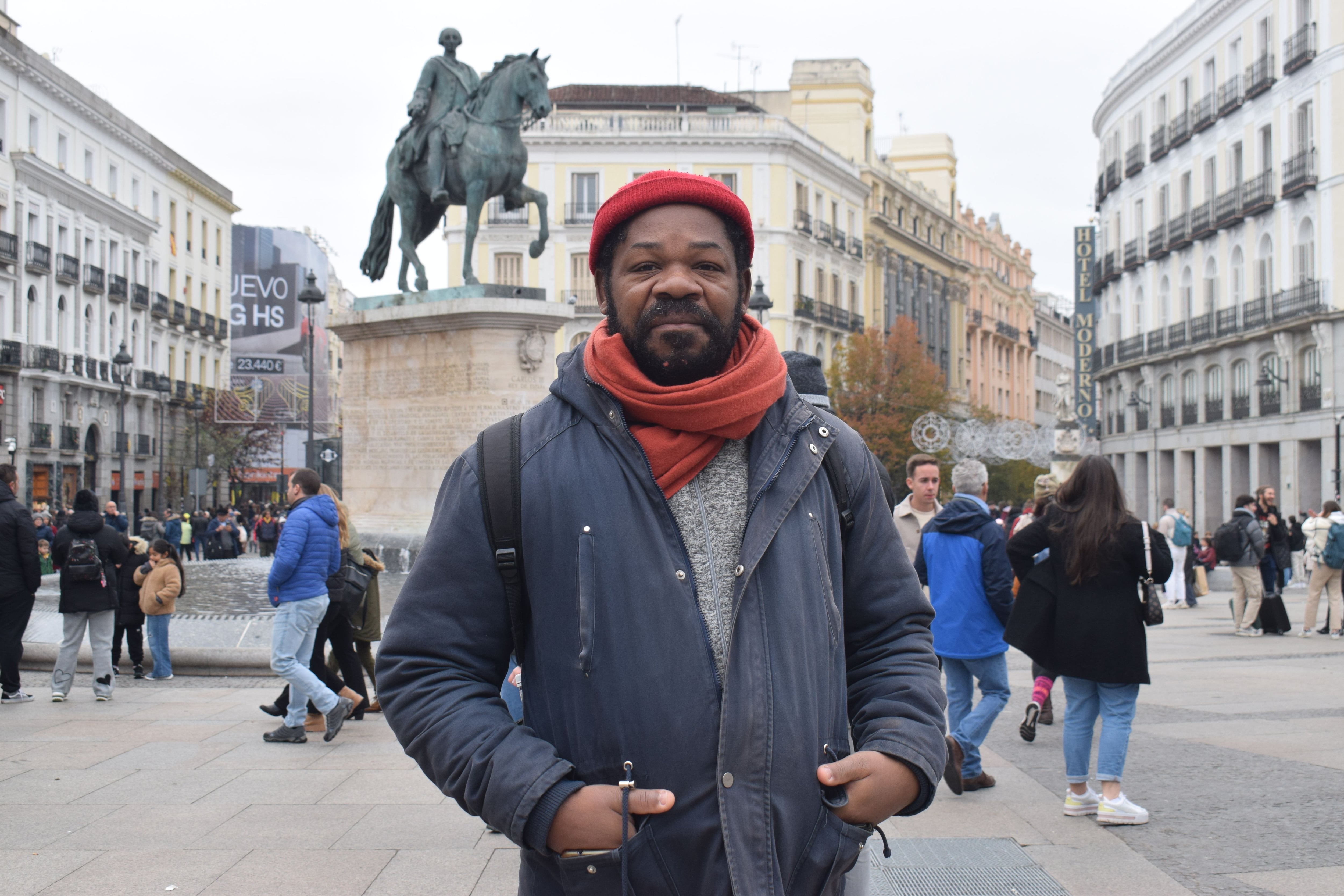 Kwame Ondo, fundador de Afro Hispánica Tours, posando delante de la estatua de Carlos III en la Puerta del Sol de Madrid, el jueves.