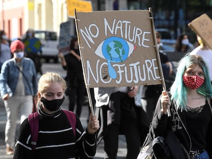 Dos jóvenes alemanas, en una protesta en Hamburgo el Día Mundial de la Acción Climática