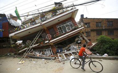 Una casa esfondrada a Katmandú després del sisme.