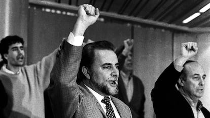 Julio Anguita y Francisco Frutos cantan la internacional con el puño en alto en la jornada de clausura del XIV Congreso del PCE. Gorka Lejarceig 10/12/ 1995