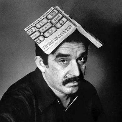 García Márquez, con un ejemplar de <b><i>Cien años de soledad</b></i>  en la cabeza, en una imagen de finales de los años sesenta.