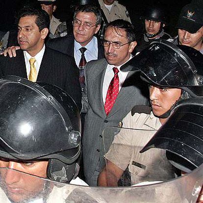 Lucio Gutiérrez, a la izquierda, a su llegada al aeropuerto ecuatoriano de Manta.