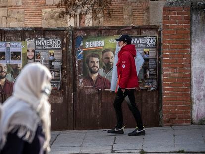 Carteles electorales de Vox en la avenida Hontanilla de El Espinar (Segovia).