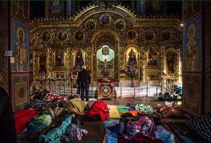 Los manifestantes antigubernamentales duermen en el suelo en el interior del Monasterio de Mijailovski, que ha sido convertida en un hospital improvisado.
