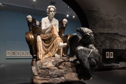 Estatua de Beethoven creada por Max Klinger para la exposición del movimiento artístico Secession en Viena en 1902. El músico aparece retratado como una divinidad griega, sentado desnudo en un trono y con un águila (asociada normalmente con Zeus) a sus pies. Así es como se halla expuesta en la muestra monográfica dedicada actualmente a Max Klinger en la Bundeskunsthalle de Bonn.