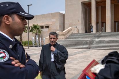 Mohamed Essabar, abogado de Sanaa, víctima de violación, ante la sede de un tribunal, el día 6 de abril en Rabat.