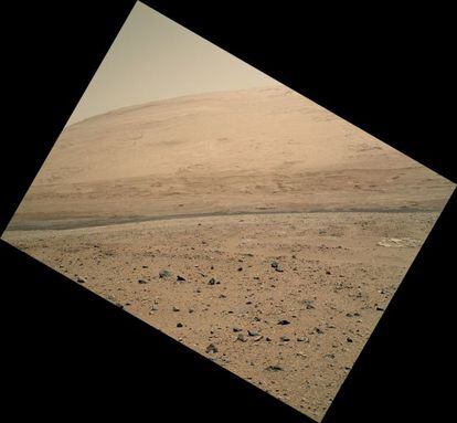 Esta escena incluye una parte del monte Sharp, destino final del 'Curiosity', y una franja de dunas oscuras en frente de la montaña. Es una de las fotografías más recientes publicadas por la NASA en julio de este año.