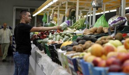 Puesto de frutas y verduras en un mercado