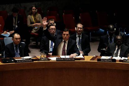 Vladimir Safronkov, representante de Rusia en el Consejo de Seguridad de la ONU, con la mano alzada este martes en Nueva York.