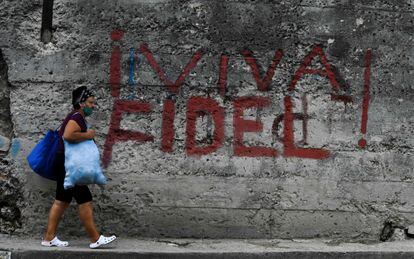 Una mujer camina delante de una pintada en la que se lee ¡Viva Fidel!, en La Habana este 26 de julio.