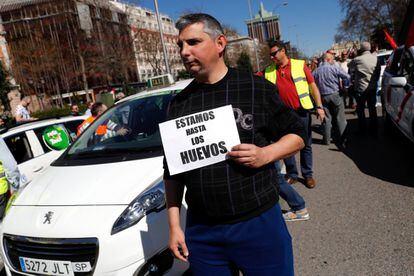 Un taxista protesta durante la huelga del sector en Madrid.