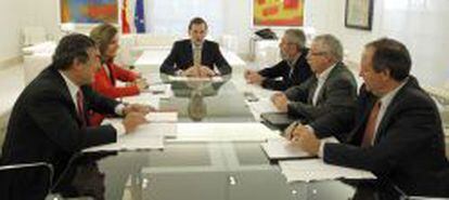 Reuni&oacute;n de los agentes sociales con el Gobierno el 16  de mayo de 2013: De izquierda a derecjha: Juan Rosell (presidente de CEOE), F&aacute;tima B&aacute;&ntilde;ez (ministra de Empleo y Seguridad Social), el presidente Mariano Rajoy; el secretario general de UGT, C&aacute;ndido M&eacute;ndez; su hom&oacute;logo en CC OO, Ignacio Fern&aacute;ndez Toxo; y el presidente de Cecapyme, Jes&uacute;s Terciado. 