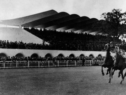 Hip&oacute;dromo de la Zarzuela, en Madrid, un trabajo de Arniches y Dom&iacute;nguez, firmado tambi&eacute;n por el ingeniero Eduardo Torroja. 