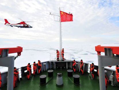 Izada de bandera en el rompehielos &#039;Xue Long&#039; tras llegar a la latitud m&aacute;s al norte jam&aacute;s alcanzada por un barco chino. 