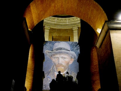 Versión gigante de un autorretrato de Van Gogh en el Museo Vittoriano de Roma, en 2010.