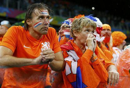 Tristeza en los rostros de los seguidores de Holanda tras ver perder a su equipo ante Argentina en el Arena Corinthians en São Paulo.