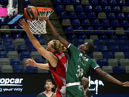 Yannick Nzosa intenta evitar la canasta de Scott Eatherton en el Unicaja-Manresa.