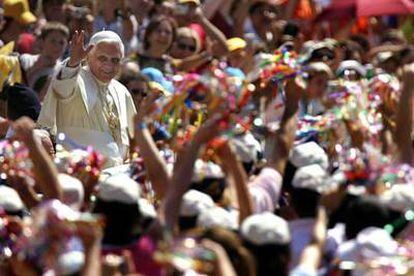 El Papa saluda a los fieles durante la audiencia general del pasado miércoles 22.